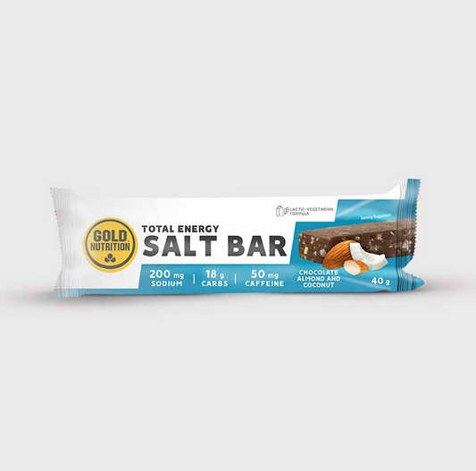 Barra energética GoldNutrition Energy Salt Bar sabor chocolate e amendoim, com 19g de hidratos de carbono, 50mg de cafeína e 203mg de sódio, embalada em fundo preto e verde.