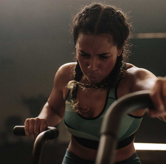 Mulher a fazer um exercício de alta intensidade. Os estudos dizem que o exercício de alta intensidade te ajuda a ter um coração em forma. Mas fá-lo com segurança. Nós explicamos-te como