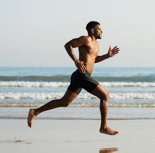 Dificuldades em manteres-te ativo nas férias? 4 ideias para tirar-te do sofá, da cama e da toalha de praia. para te acordar para a vida ativa
