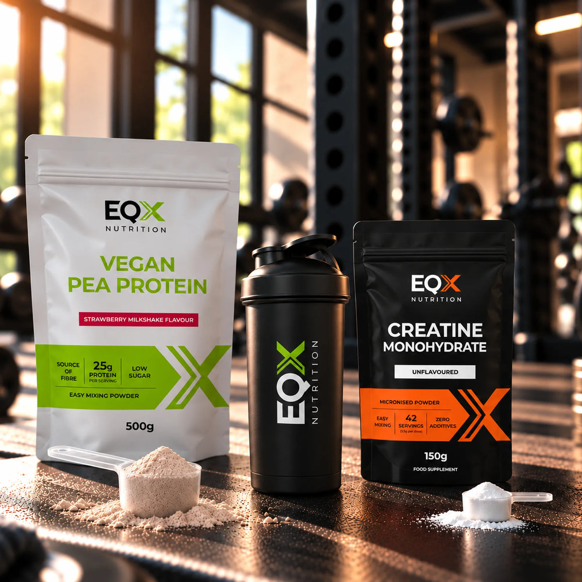 Proteína Vegan EQX Chocolate Milkshake 500 g, creatina sem sabor 500 g e shaker EQX numa bancada de ginásio.