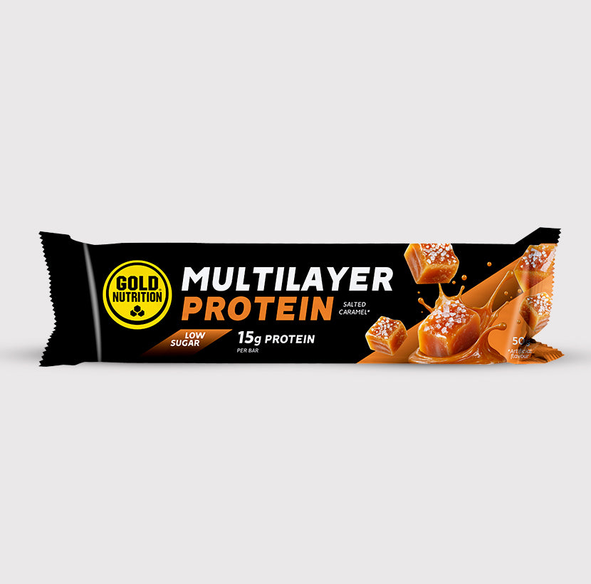 Barra de proteína de várias camadas GoldNutrition sabor caramelo salgado, com textura e ingredientes nutritivos visíveis.